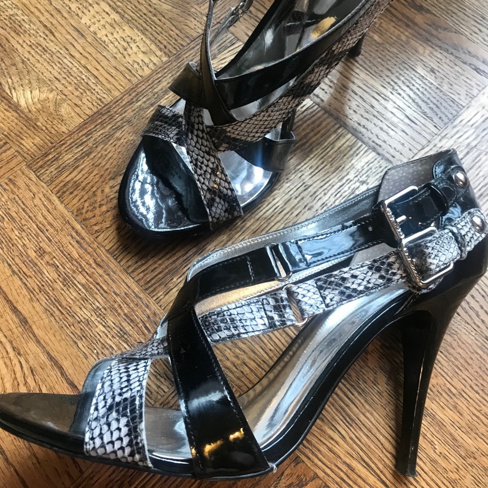 GUESS pumps